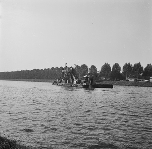 51646 Gezicht op het Amsterdam-Rijnkanaal te Utrecht met op de achtergrond een baggerschip.